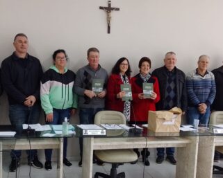 Escritora Lucinda Chiarello Maccari faz entrega de sua obra aos vereadores